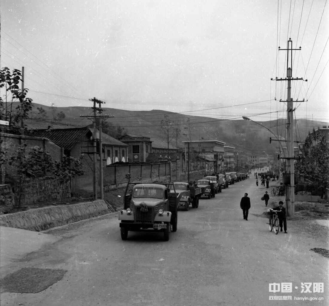 1984年,汉阴县城新街口向东看北城街张德顺摄