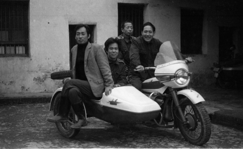 1988年，我局配发的警用三轮摩托车。（左起范海婴、郑军、邹荣福、薛居彪）.JPG