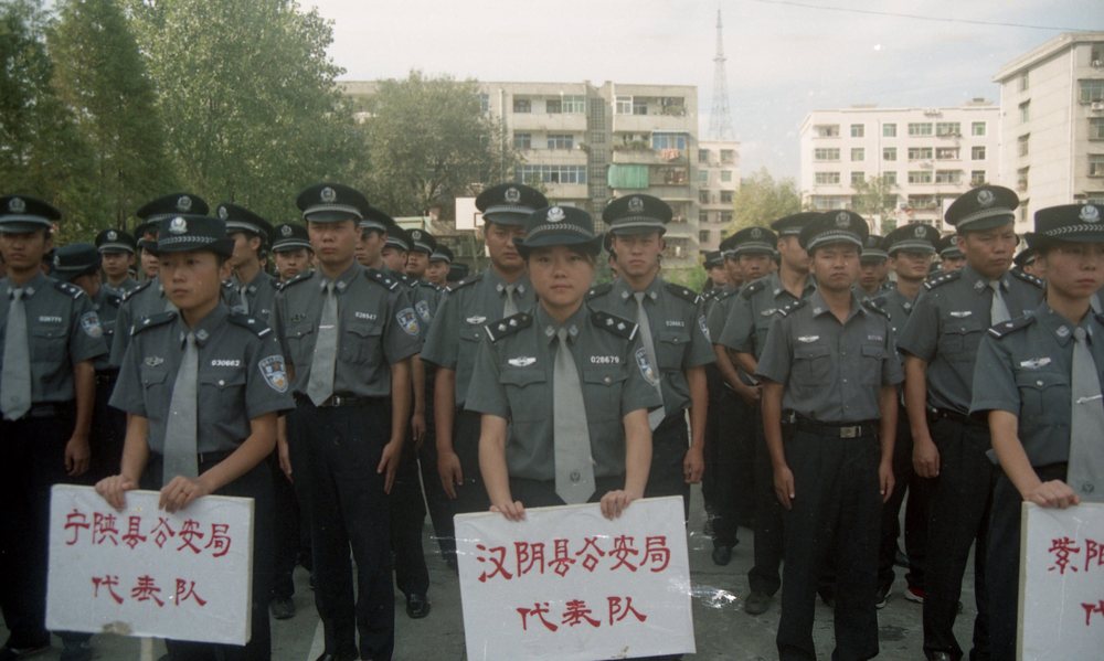2004年9月22日，我局民警着99式铁灰色夏装短袖参加全市公安系统大比武（余世伟、雷关羽、沈佳等人