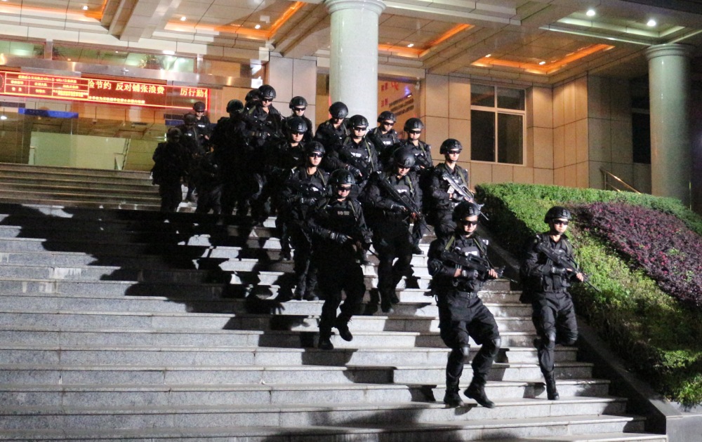 2017年9月15日，巡特警大队民警桌99式特警作战服携95式步枪参加反恐处突演练。.jpg