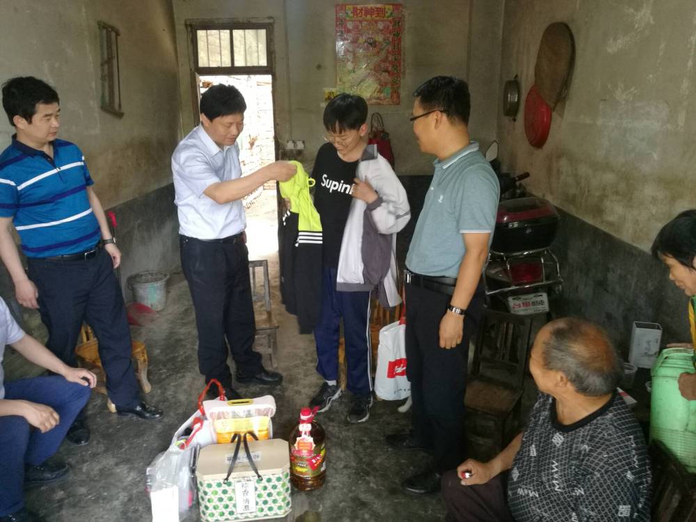 7帮扶慰问.jpg