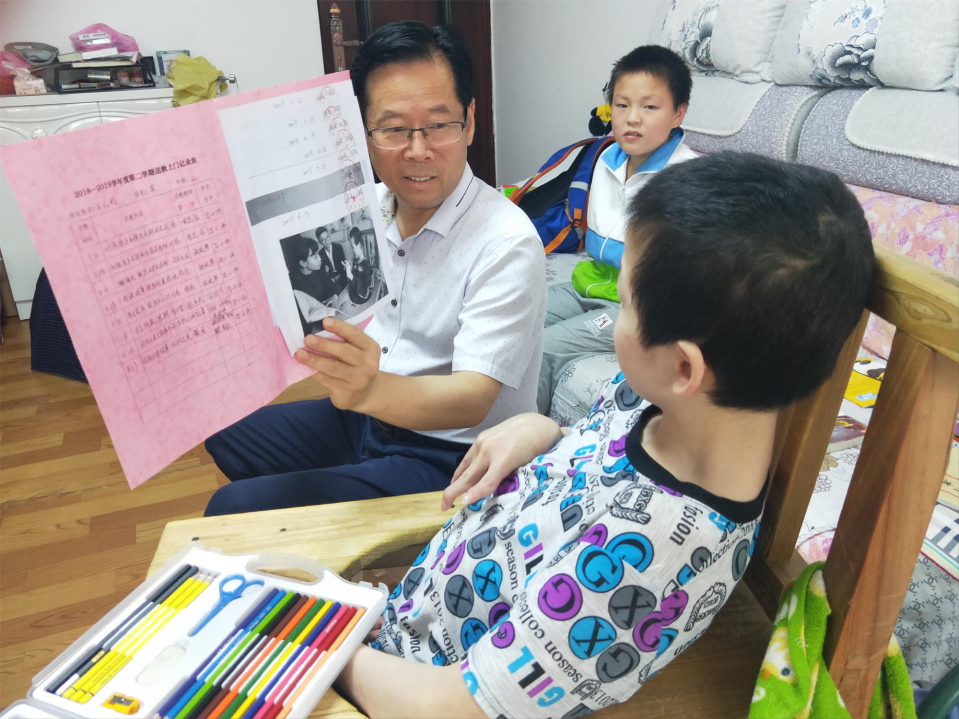 党支部书记李军为特殊儿童送教上门.png