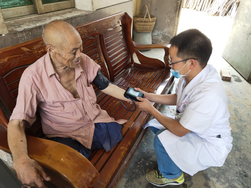 1为残疾人员送健康.jpg