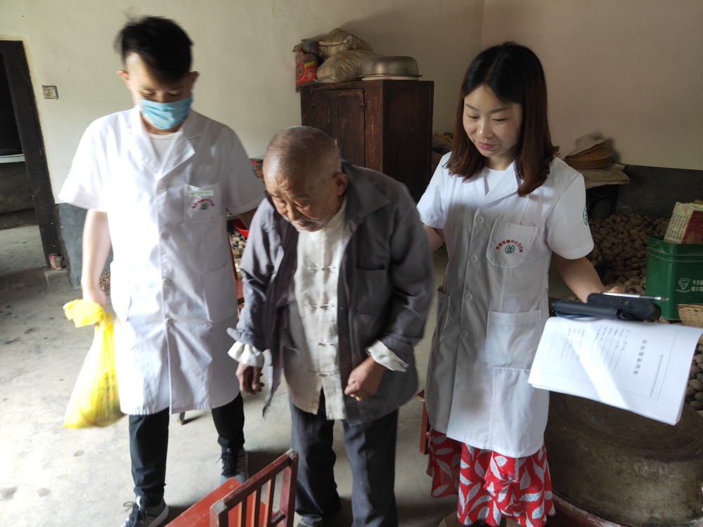3为高龄老人送健康.jpg
