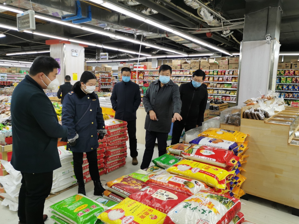 汉阴县发改局和市场监管局联合检查超市成品粮油供应情况.jpg