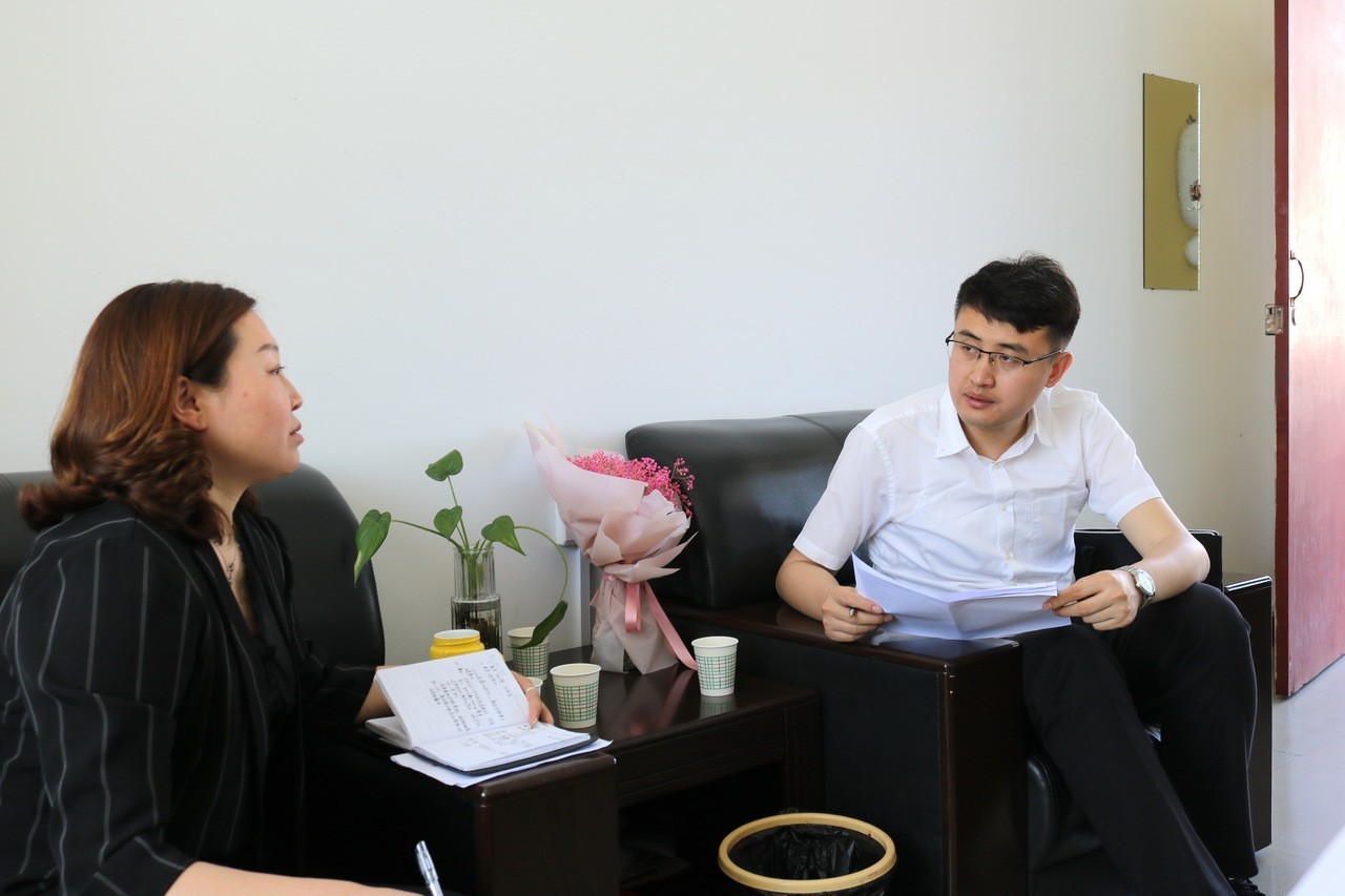 孔德帅详细询问蒲溪初中控辍保学工作情况。杨登武 摄.jpg