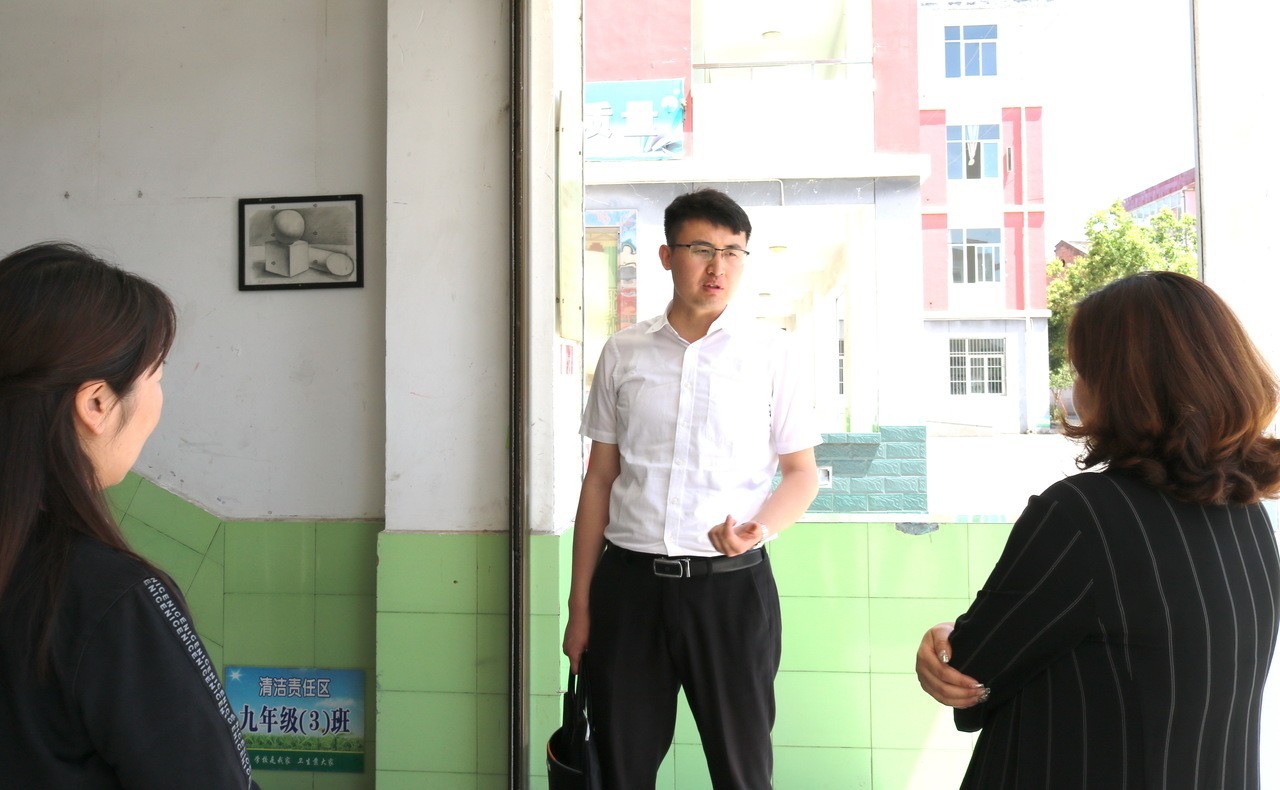 孔德帅嘱托学校负责人全力以赴做好控辍保学工作。杨登武 摄.JPG