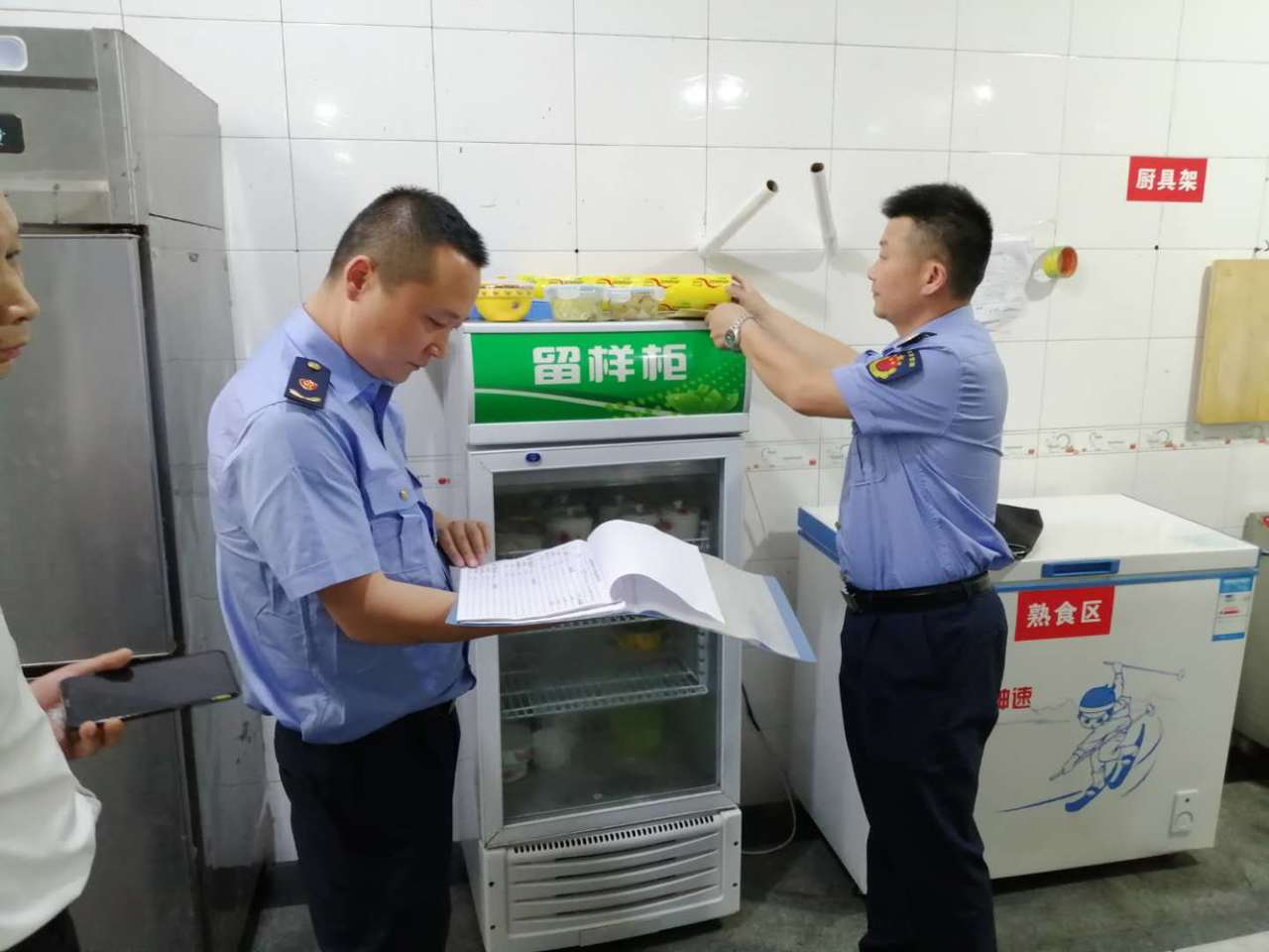检查学校食堂.jpg