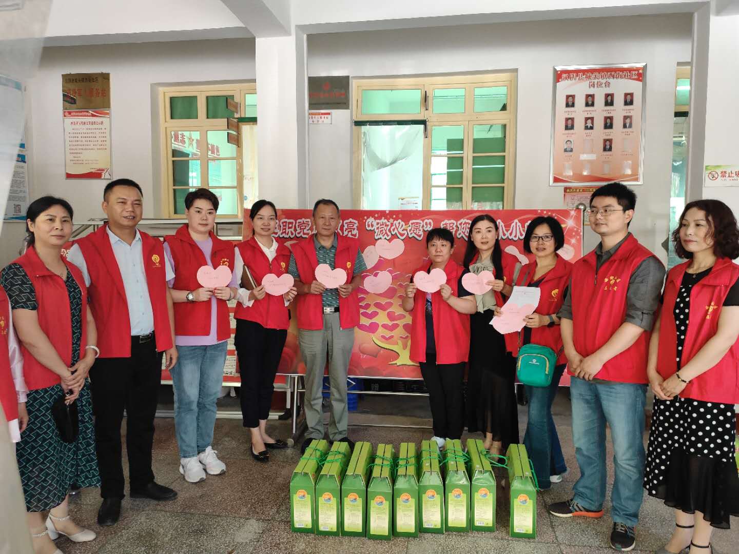 在职党员志愿者点亮微心愿.jpg