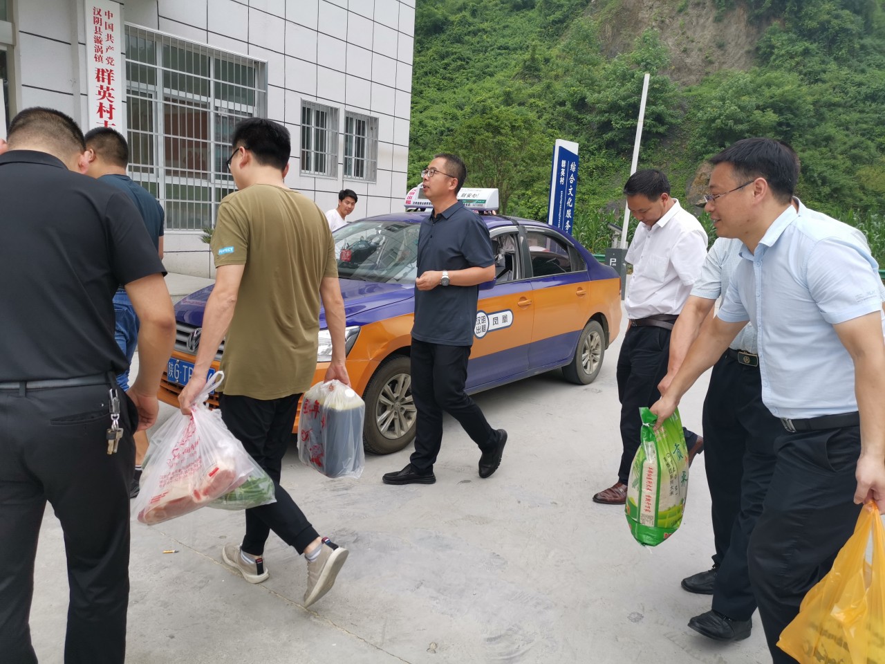汉阴自然资源局慰问群英村脱贫攻坚一线人员.jpg