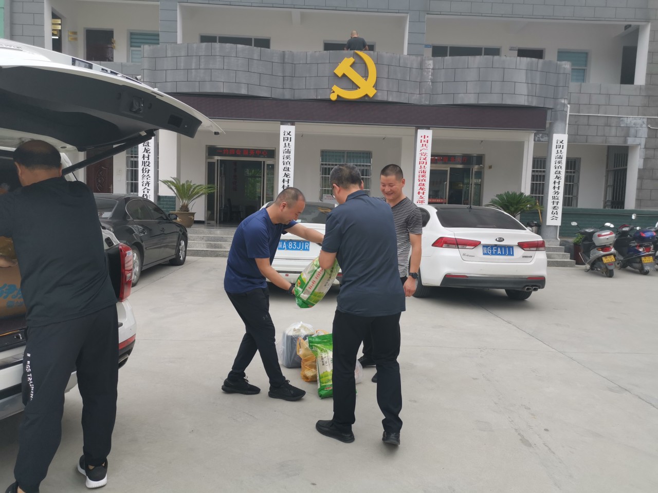 在盘龙村看望慰问脱贫攻坚一线人员.jpg